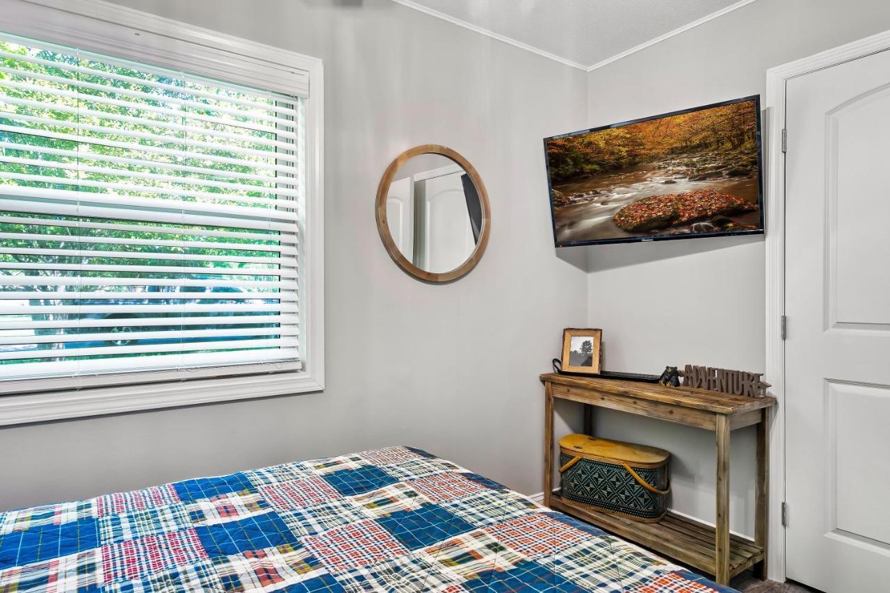 Modern Pigeon Forge Gem Near Dollywood, Gatlinburg & Smokies - 2 Mins To Pkwy & Strip, Hot Tub, Fire Pit, Cable, Hi-Speed Wifi Villa Bagian luar foto