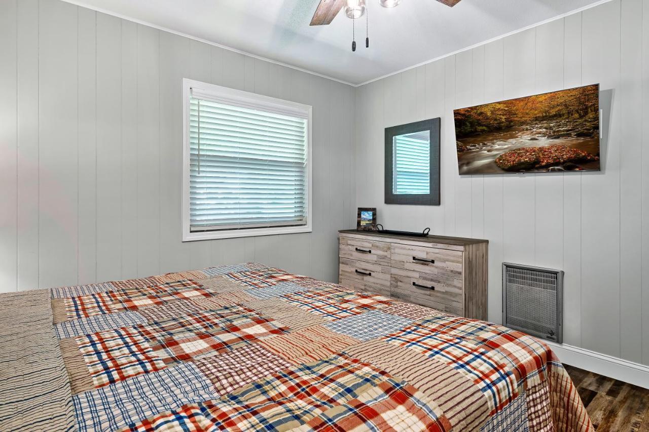 Modern Pigeon Forge Gem Near Dollywood, Gatlinburg & Smokies - 2 Mins To Pkwy & Strip, Hot Tub, Fire Pit, Cable, Hi-Speed Wifi Villa Bagian luar foto