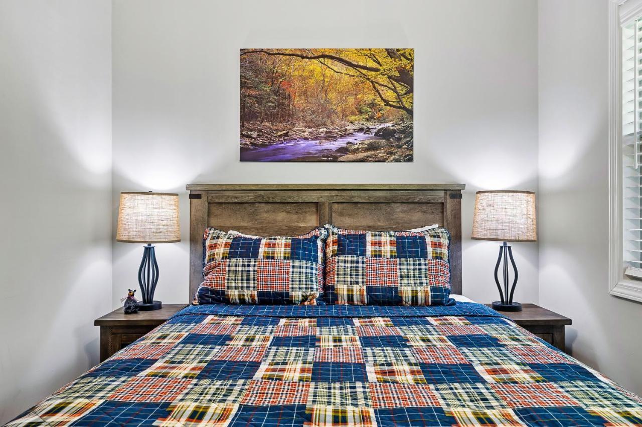 Modern Pigeon Forge Gem Near Dollywood, Gatlinburg & Smokies - 2 Mins To Pkwy & Strip, Hot Tub, Fire Pit, Cable, Hi-Speed Wifi Villa Bagian luar foto