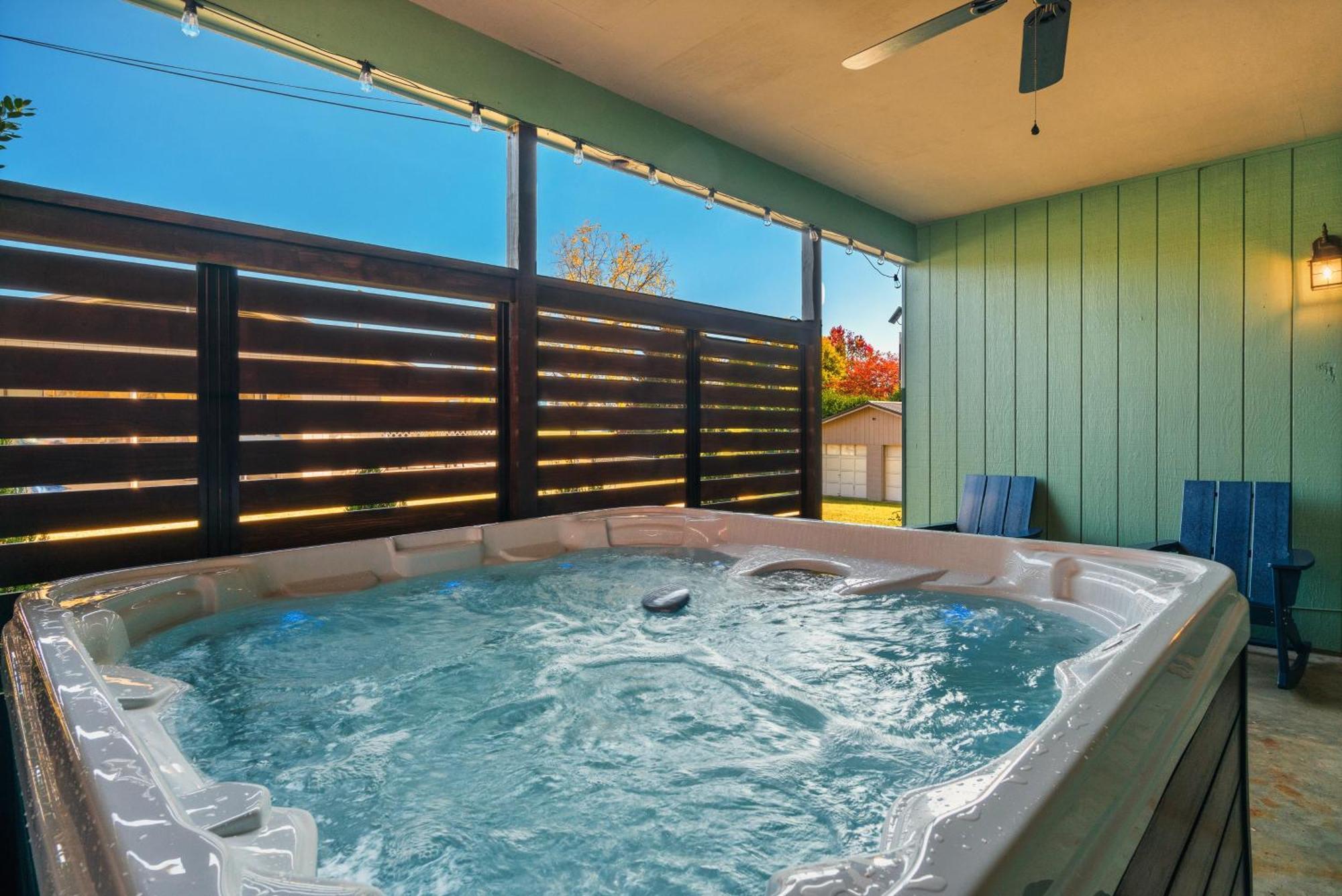 Modern Pigeon Forge Gem Near Dollywood, Gatlinburg & Smokies - 2 Mins To Pkwy & Strip, Hot Tub, Fire Pit, Cable, Hi-Speed Wifi Villa Bagian luar foto